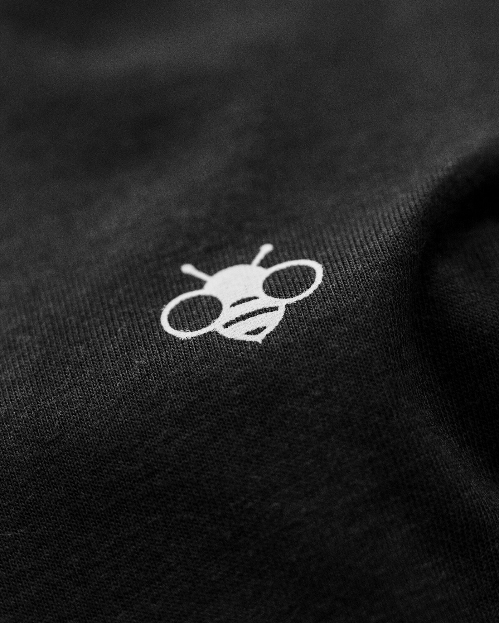 Detailaufnahme von der Biene auf dem beestie Ecovero Classic T-Shirt