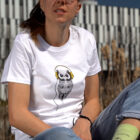 Model trägt beestie T-Shirt mit Illustration einer Eule