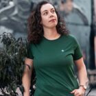 Model trägt Ecovero Women T-Shirt in der Farbe Bottle Green (Grün)