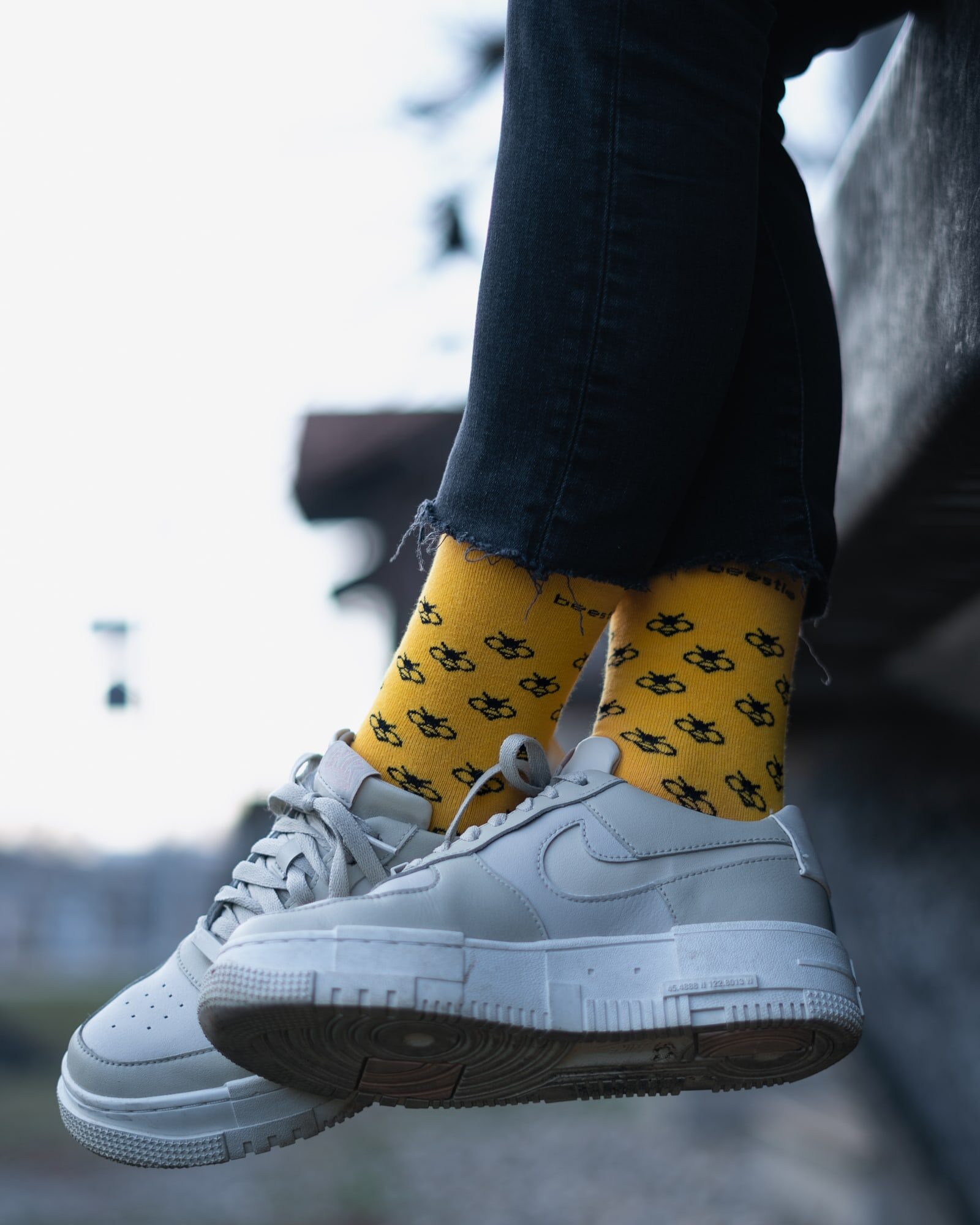 Model trägt Classic Socks Swarm Yellow