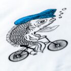 Detailaufnahme vom Fisch auf dem beestie Organic Print T-Shirt
