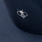 Detailaufnahme des Stick des beestie Organic Snapback Cap Navy
