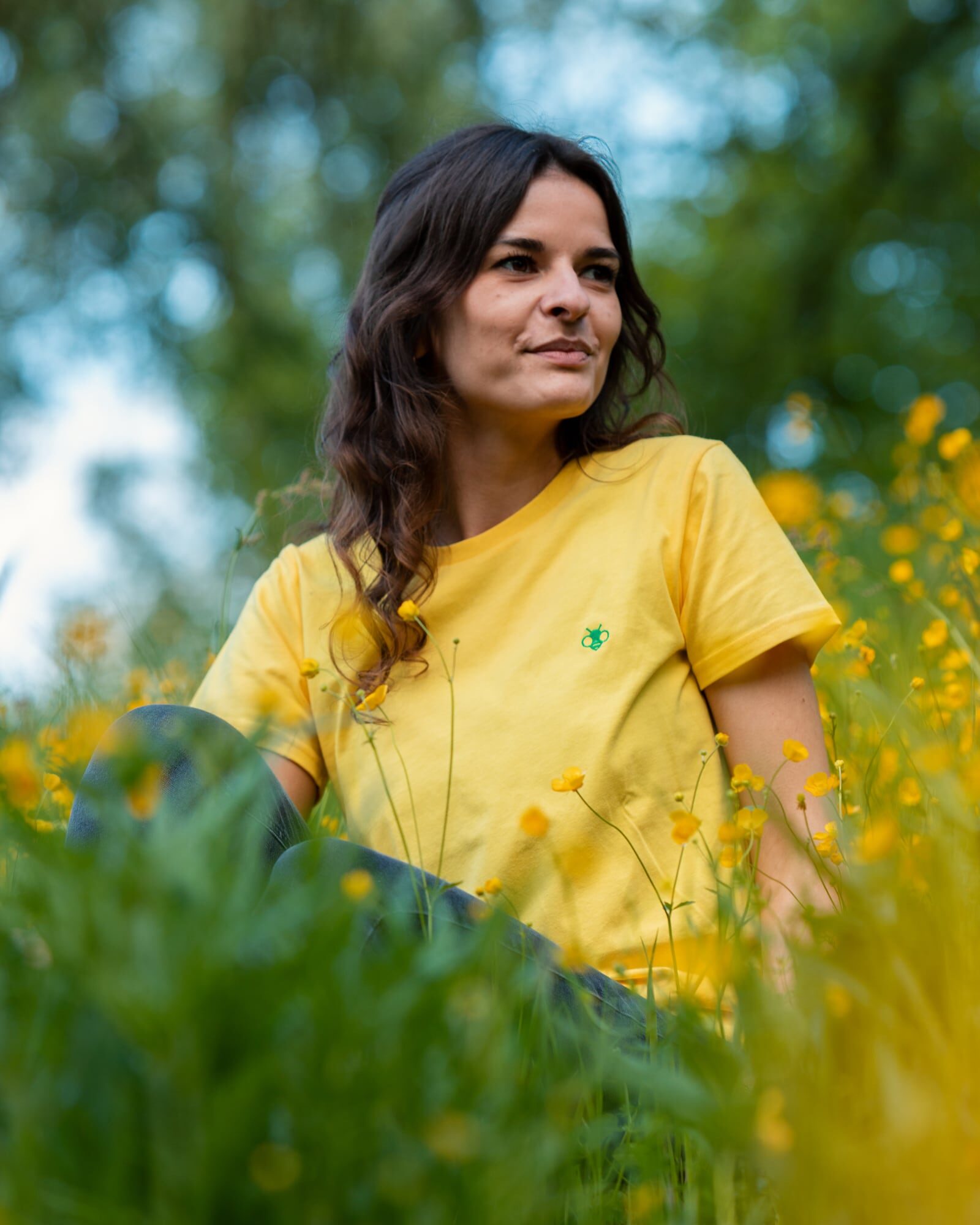 Model trägt das beestie Organic Color T-Shirt Women in der Farbe Buttercup Yellow