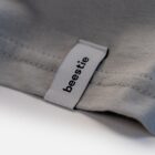 Detailaufnahme von angenähtem beestie-Tag auf dem Organic Color T-Shirt Light Grey