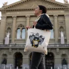 Frau mit Bern Tasche mit Bär vor dem Bundeshaus in Bern